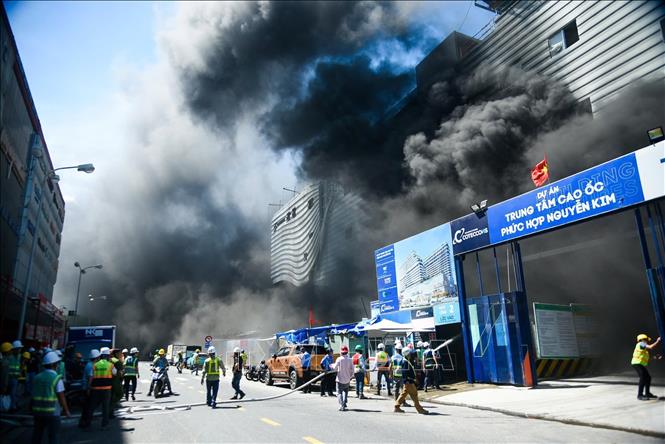 Cháy lớn tại Dự án Trung tâm cao ốc phức hợp Nguyễn Kim (đường Hải Phòng, thành phố Đà Nẵng). Ảnh: Khoa Chương - TTXVN