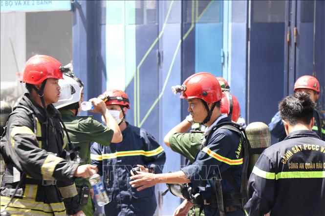Công an thành phố Đà Nẵng có mặt tại hiện trường khống chế vụ cháy tại Dự án Trung tâm cao ốc phức hợp Nguyễn Kim (đường Hải Phòng). Ảnh: Khoa Chương - TTXVN