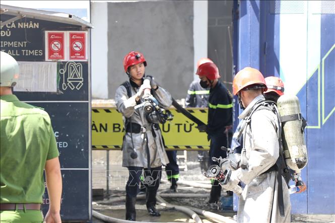 Công an thành phố Đà Nẵng có mặt tại hiện trường khống chế vụ cháy tại Dự án Trung tâm cao ốc phức hợp Nguyễn Kim (đường Hải Phòng). Ảnh: Khoa Chương - TTXVN