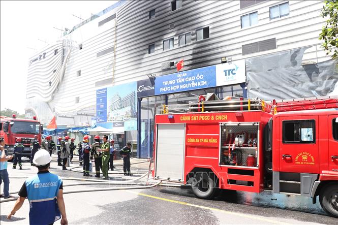 Công an thành phố Đà Nẵng có mặt tại hiện trường khống chế vụ cháy tại Dự án Trung tâm cao ốc phức hợp Nguyễn Kim (đường Hải Phòng). Ảnh: Khoa Chương - TTXVN