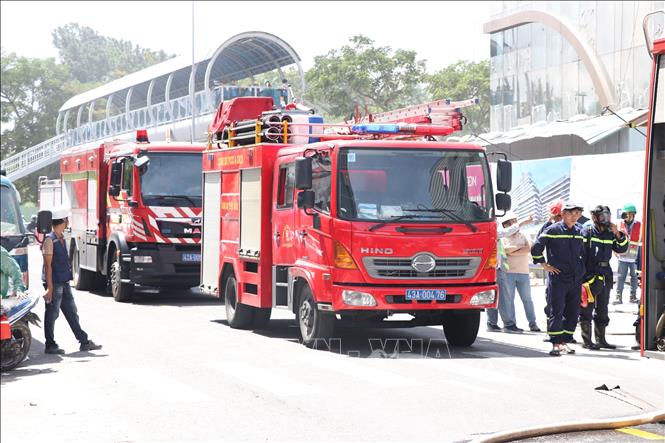 Công an thành phố Đà Nẵng có mặt tại hiện trường khống chế vụ cháy tại Dự án Trung tâm cao ốc phức hợp Nguyễn Kim (đường Hải Phòng). Ảnh: Khoa Chương - TTXVN