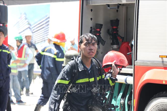 Công an thành phố Đà Nẵng có mặt tại hiện trường khống chế vụ cháy tại Dự án Trung tâm cao ốc phức hợp Nguyễn Kim (đường Hải Phòng). Ảnh: Khoa Chương - TTXVN