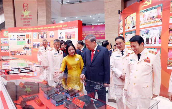 Tổng Bí thư Tô Lâm và các đại biểu tham quan triển lãm trưng bày sản phẩm phục vụ công tác chiến đấu của lực lượng Công an nhân dân. Ảnh: Phạm Kiên - TTXVN