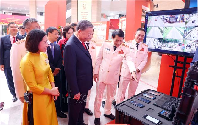 Tổng Bí thư Tô Lâm và các đại biểu tham quan triển lãm trưng bày sản phẩm phục vụ công tác chiến đấu của lực lượng Công an nhân dân. Ảnh: Phạm Kiên - TTXVN