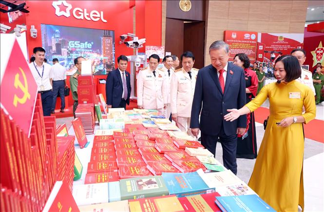 Tổng Bí thư Tô Lâm và các đại biểu tham quan khu trưng bày sách tại Đại hội. Ảnh: Phạm Kiên - TTXVN