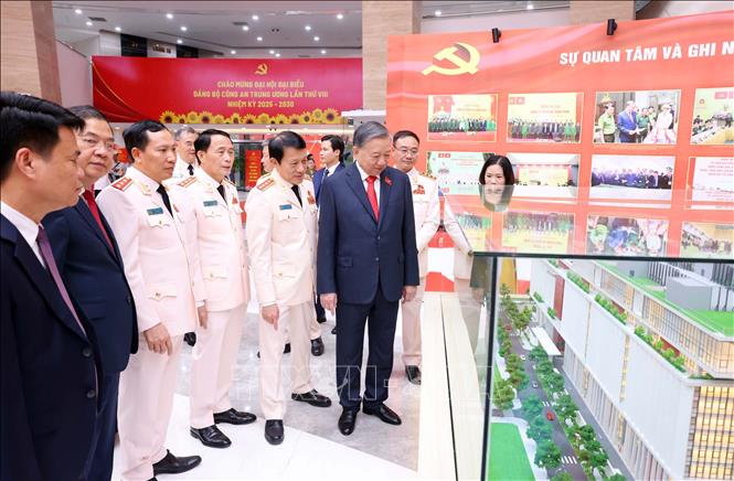 Tổng Bí thư Tô Lâm và các đại biểu tham quan triển lãm tại Đại hội. Ảnh: Phạm Kiên - TTXVN