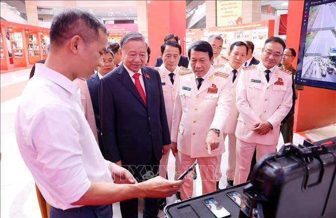 Tổng Bí thư Tô Lâm và các đại biểu tham quan triển lãm trưng bày sản phẩm phục vụ công tác chiến đấu của lực lượng Công an nhân dân. Ảnh: Phạm Kiên - TTXVN