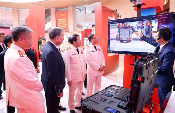 Tổng Bí thư Tô Lâm và các đại biểu tham quan triển lãm trưng bày sản phẩm phục vụ công tác chiến đấu của lực lượng Công an nhân dân. Ảnh: Phạm Kiên - TTXVN