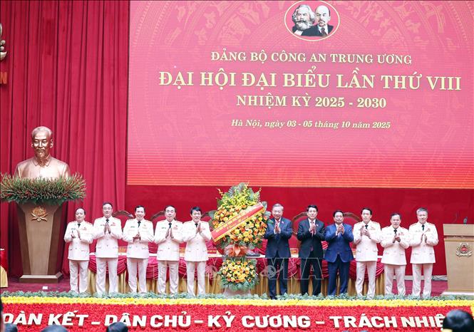 Tổng Bí thư Tô Lâm thay mặt Ban Chấp hành Trung ương tặng hoa chúc mừng Đại hội. Ảnh: Thống Nhất - TTXVN