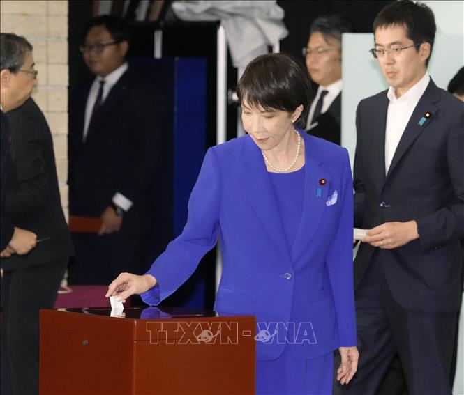 Bà Sanae Takaichi bỏ phiếu vòng 1 bầu Chủ tịch đảng LDP cầm quyền Nhật Bản, tại Tokyo, ngày 4/10/2025. Ảnh: Kyodo/TTXVN