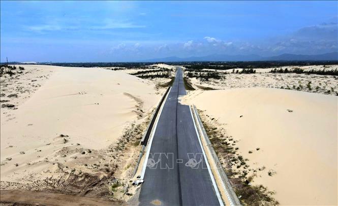 Đoạn tuyến đường ven biển dài 10 km qua đồi cát xã Nam Trạch đã hoàn thành, được xây dựng theo tiêu chuẩn đường cấp III đồng bằng, vận tốc thiết kế tối đa 80 km/h, mặt đường rộng 12 m với hai làn xe. Ảnh: Nguyên Linh -TTXVN
