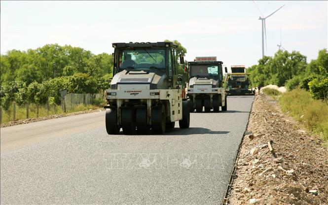 Đơn vị thi công tăng tốc hoàn thiện đoạn đường qua xã Ninh Châu. Ảnh: Nguyên -TTXVN