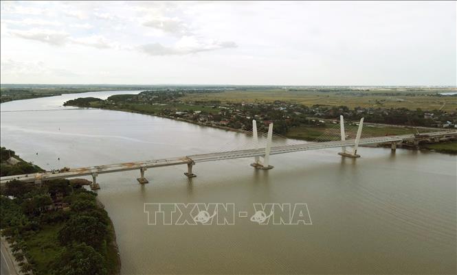 Cầu Thạch Hãn 1 có chiều dài 1,3 km, rộng hơn 17 m, giá trị xây lắp gần 500 tỷ đồng nối phường Nam Đông Hà với xã Triệu, dự kiến hoàn thành cuối năm 2025. Ảnh: Nguyên Linh-TTXVN