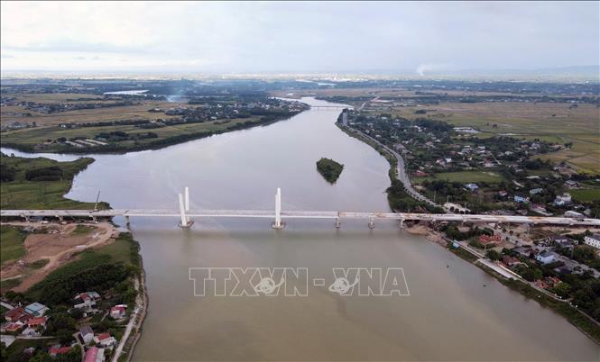 Cầu Thạch Hãn 1 có chiều dài 1,3 km, rộng hơn 17 m, giá trị xây lắp gần 500 tỷ đồng nối phường Nam Đông Hà với xã Triệu, dự kiến hoàn thành cuối năm 2025. Ảnh: Nguyên Linh-TTXVN