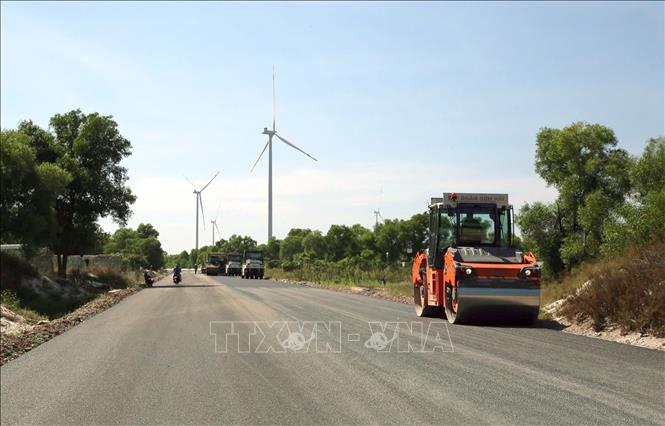 Đơn vị thi công tăng tốc hoàn thiện đoạn đường qua xã Ninh Châu. Ảnh: Nguyên Linh -TTXVN