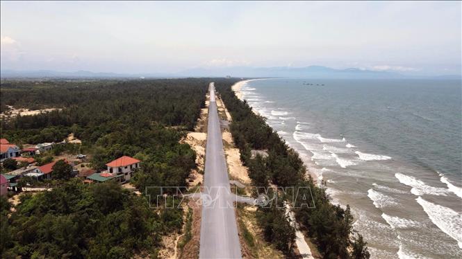 Tuyến đường ven biển Quảng Trị mở ra cơ hội phát triển cho nhiều vùng đất tiềm năng dọc bờ biển. Ảnh: Nguyên Linh-TTXVN