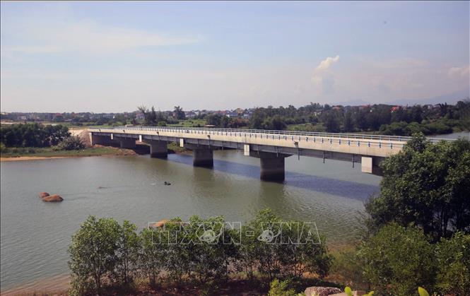 Cầu sông Dinh nối xã Hoàn Lão với xã Nam Trạch dài khoảng 200 m, rộng 12 m, vốn đầu tư 45 tỷ đồng. Ảnh: Nguyên Linh-TTXVN