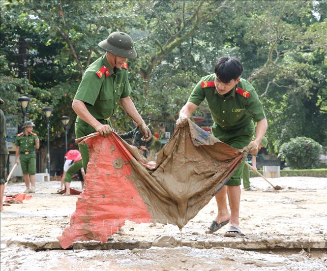 Công an tỉnh Tuyên Quang dọn bùn đất sau lũ ở Quảng trường 26/3. Ảnh: Đức Thọ - TTXVN