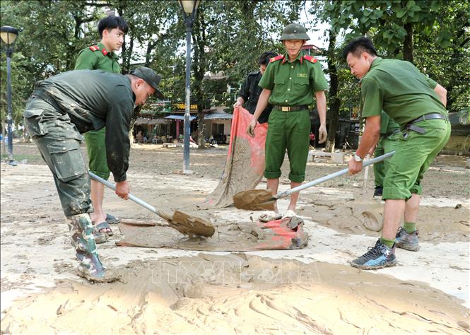 Công an tỉnh Tuyên Quang dọn bùn đất sau lũ ở Quảng trường 26/3 (Tuyên Quang). Ảnh: Đức Thọ - TTXVN