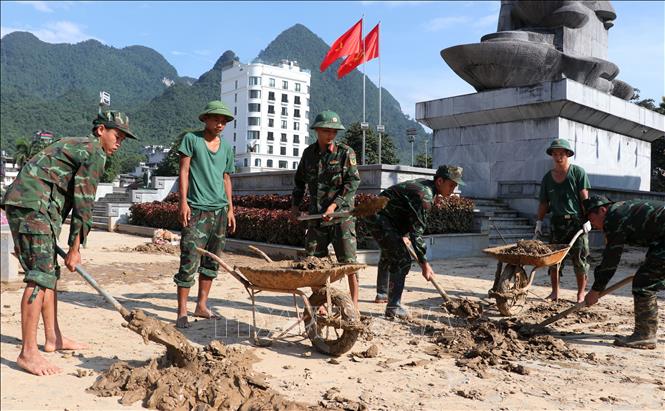 Lực lượng Quân đội tỉnh Tuyên Quang dọn những lớp bùn đất dày đặc. Ảnh: Đức Thọ - TTXVN