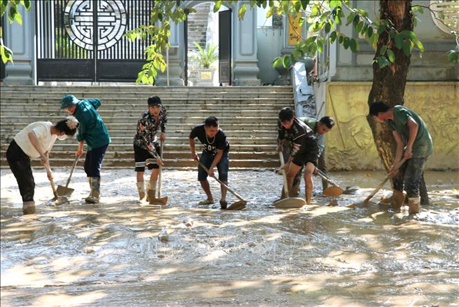  Người dân dọn bùn đất trên các tuyến đường ở phường Hà Giang 1 (Tuyên Quang). Ảnh: Đức Thọ - TTXVN
