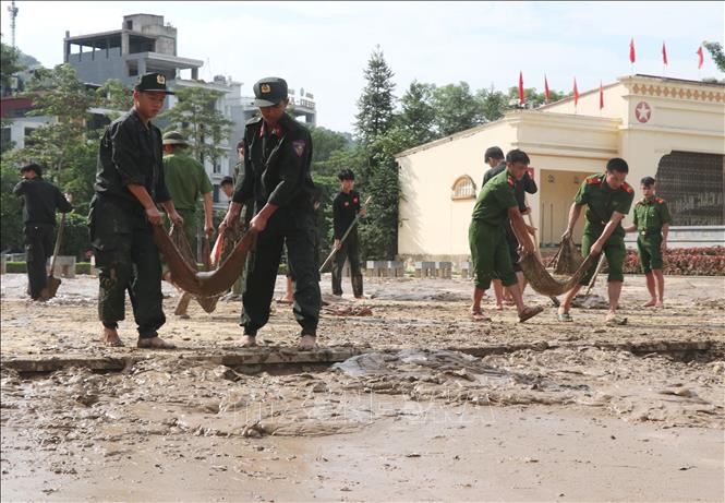 Công an tỉnh Tuyên Quang dọn bùn đất sau lũ ở Quảng trường 26/3. Ảnh: Đức Thọ - TTXVN.