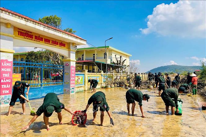 Cán bộ, chiến sĩ Phòng Cảnh sát cơ động, Công an tỉnh Hà Tĩnh hỗ trợ vệ sinh bùn đất tại trường mầm non Xuân Hồng (xã Nghi Xuân). Ảnh: Hữu Quyết - TTXVN