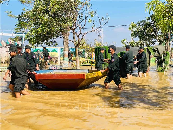 Cán bộ, chiến sĩ Phòng Cảnh sát cơ động, Công an tỉnh Hà Tĩnh hỗ trợ dọn dẹp tại trường mầm non Xuân Hồng (xã Nghi Xuân). Ảnh: Hữu Quyết - TTXVN