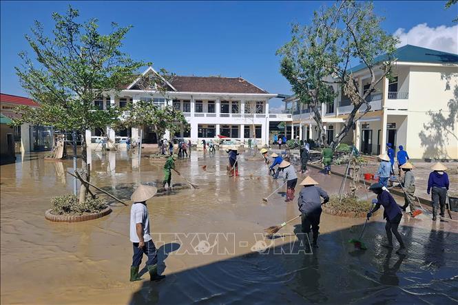 Cán bộ, giáo viên trường tiểu học Quang Vĩnh (xã Đức Minh) khẩn trương dọn dẹp trường lớp. Ảnh: Hữu Quyết - TTXVN