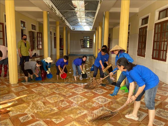 Đoàn thanh niên Hà Tĩnh hỗ trợ trường Mầm non Kim Hoa dọn dẹp vệ sinh sau lũ. Ảnh: TTXVN phát