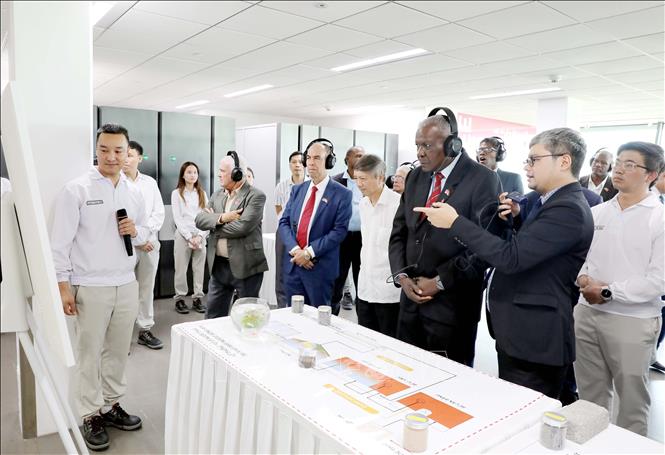 Chủ tịch Quốc hội Cuba Esteban Lazo Hernandez và đoàn công tác thăm Nhà máy Nestlé Bông Sen (Khu công nghiệp Thăng Long II). Ảnh: Thế Duyệt - TTXVN