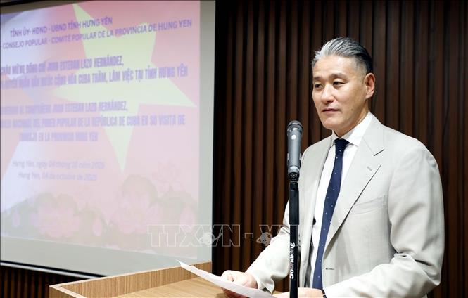 Ông Kenta Kawanabe, Tổng Giám Đốc Công ty TNHH Khu công nghiệp Thăng Long II thông tin tới đoàn công tác về hoạt động của khu công nghiệp. Ảnh: Thế Duyệt - TTXVN