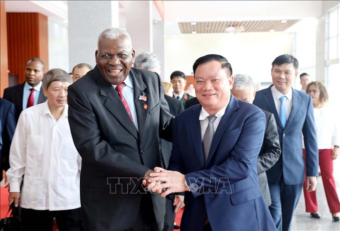 Chairman of Hung Yen province’s People’s Committee Nguyen Khac Than welcomes President of the National Assembly of People's Power and President of the Council of State of Cuba Esteban Lazo Hernández. VNA Photo: Thế Duyệt