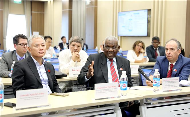 President of the National Assembly of People's Power and President of the Council of State of Cuba Esteban Lazo Hernández visits Thang Long II Industrial Park. VNA Photo: Thế Duyệt 