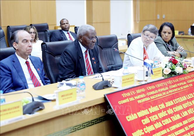 President of the National Assembly of People's Power and President of the Council of State of Cuba Esteban Lazo Hernández at a working session with leaders of Hung Yen province. VNA Photo: Thế Duyệt 