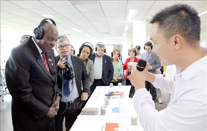 President of the National Assembly of People's Power and President of the Council of State of Cuba Esteban Lazo Hernández visits Nestle Bong Sen Factory in Thang Long II Industrial Park. VNA Photo: Thế Duyệt 
