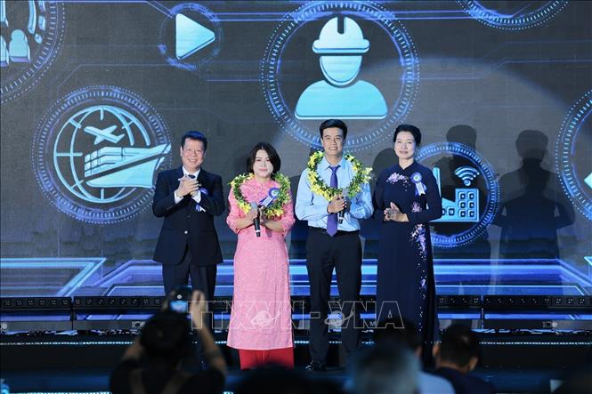 Ông Lê Quốc Khánh, thành viên HĐQT, Tổng giám đốc Tổng công ty và bà Ngô Thị Thuý Mai, thành viên HĐQT, Phó Tổng giám đốc Tổng công ty tặng hoa cho đại diện thế hệ trẻ của Vinafor. Anh: Lê Đông - TTXVN