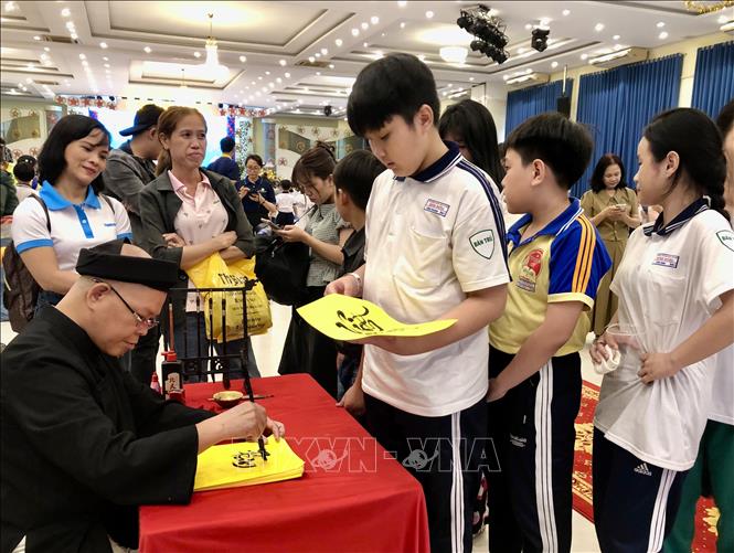 Thiếu nhi Thành phố Hồ Chí Minh xin chữ Thư pháp tại Ngày hội. Ảnh: Mỹ Phương – TTXVN.