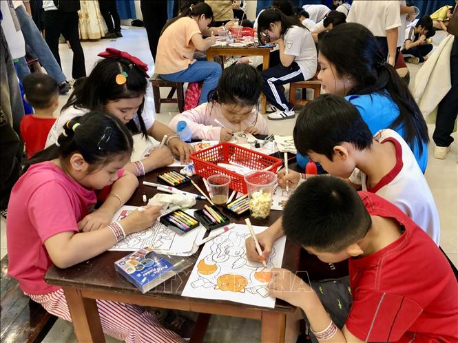 Thiếu nhi Thành phố Hồ Chí Minh tham gia vẽ tranh tại Ngày hội. Ảnh: Mỹ Phương – TTXVN