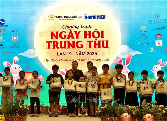 Ban tổ chức trao quà cho thiếu nhi tại Ngày hội. Ảnh: Mỹ Phương – TTXVN