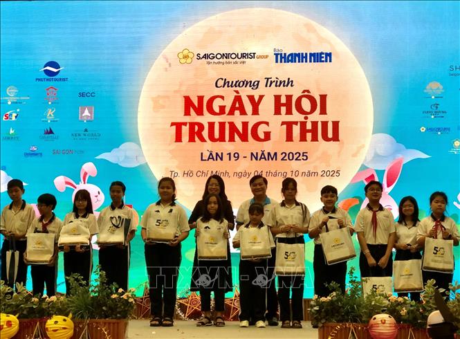 Ban tổ chức trao quà cho thiếu nhi tại Ngày hội. Ảnh: Mỹ Phương – TTXVN