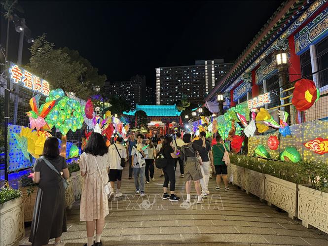 Lễ hội đèn lồng tại đền Wong Tai Sin thu hút đông đảo du khách tham quan mỗi ngày. Ảnh: Mạc Luyện - PV TTXVN tại Hong Kong