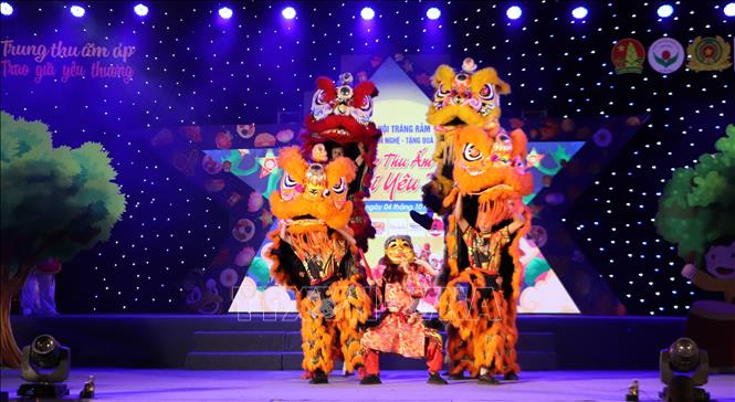 Tiết mục múa lân tại chương trình. Ảnh: Hồng Thái - TTXVN