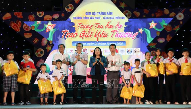 Thiếu nhi nhận quà Trung thu tại chương trình. Ảnh: Hồng Thái - TTXVN