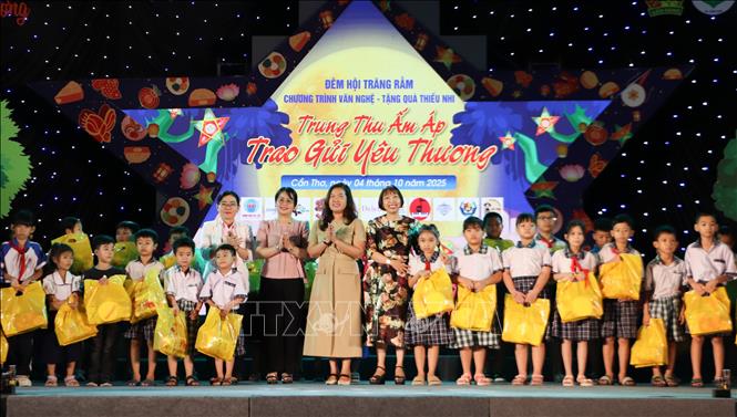 Thiếu nhi nhận quà Trung thu tại chương trình. Ảnh: Hồng Thái - TTXVN