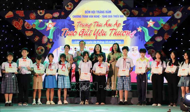 Các đội thi đạt giải trong Hội thi làm lồng đèn nhận giấy khen. Ảnh: Hồng Thái - TTXVN