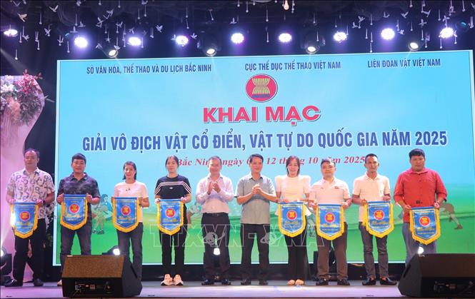 Ban Tổ chức trao cờ lưu niệm cho các đội. Ảnh: Thanh Thương - TTXVN