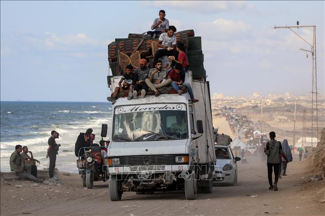 Người dân Palestine sơ tán tránh xung đột khỏi khu vực al-Nuseirat, miền Trung Dải Gaza, ngày 25/9/2025. Ảnh: THX/TTXVN
