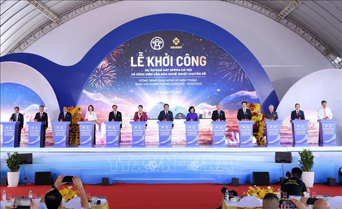 Các đại biểu thực hiện nghi thức khởi công Dự án Nhà hát Opera Hà Nội và Công viên văn hóa nghệ thuật chuyên đề. Ảnh: Quốc Khánh - TTXVN