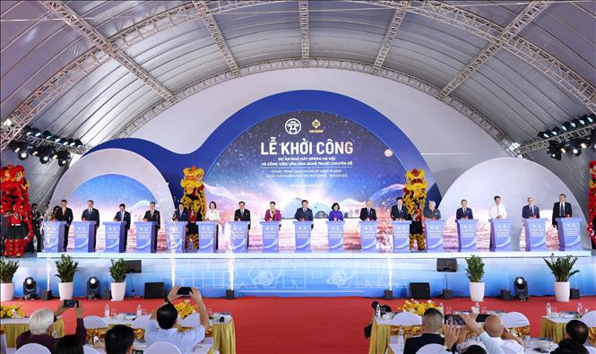 Các đại biểu thực hiện nghi thức khởi công Dự án Nhà hát Opera Hà Nội và Công viên văn hóa nghệ thuật chuyên đề. Ảnh: Quốc Khánh - TTXVN